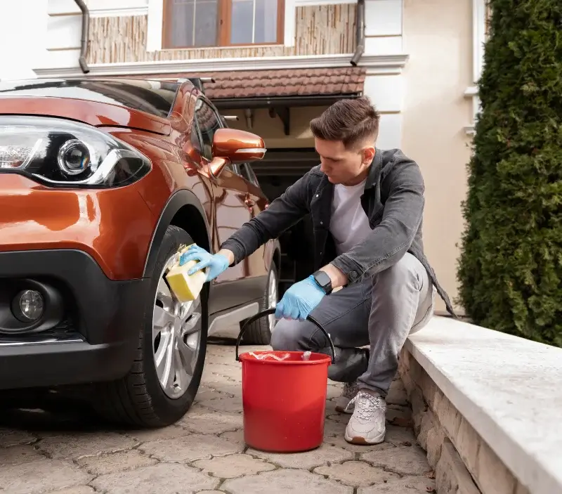 Lavage auto à domicile Salins-les-Bains : professionnel intervenant sur un véhicule